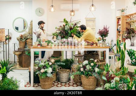 Ladenbesitzer machen Blumenstrauß auf der Werkbank im Blumengeschäft Stockfoto