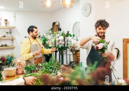 Blumenhändler, der Blumenstrauß im Blumengeschäft macht Stockfoto