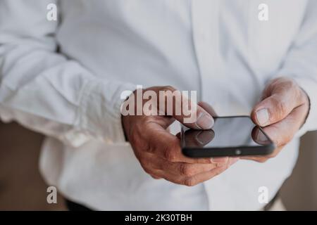 Hände eines Geschäftsmannes mit Smartphone Stockfoto