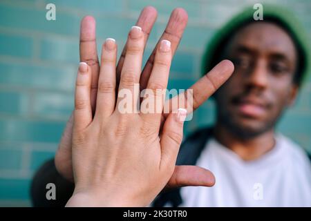 Frau berührt die Hand des Mannes Stockfoto