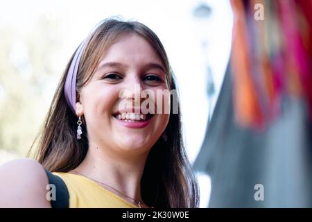 Glückliche schöne junge Frau mit langen Haaren Stockfoto