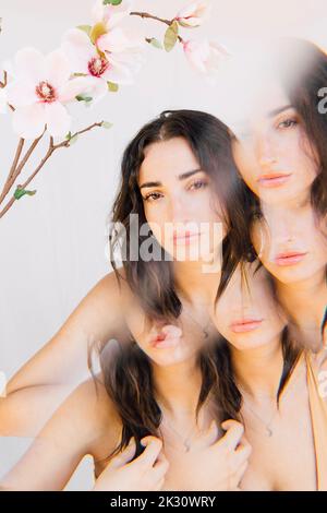 Mehrfachbelichtung von jungen Frauen mit Blumen Stockfoto