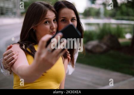 Frauen, die Selfie mit dem Mobiltelefon im Park machen Stockfoto