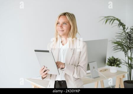 Geschäftsfrau mit Tablet-PC im Büro Stockfoto