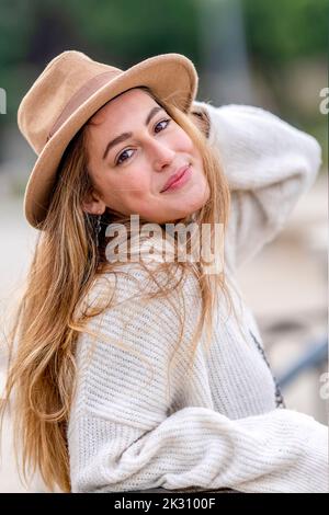 Schöne Frau mit langen blonden Haaren trägt Hut Stockfoto