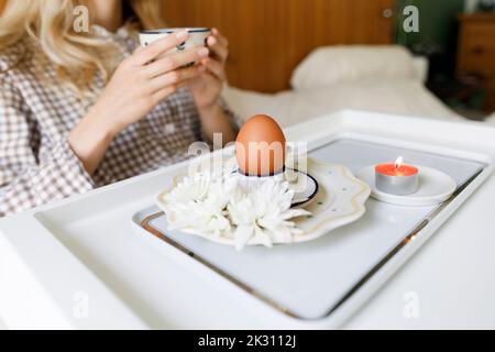 Frau mit einem gesunden Frühstück im Bett zu Hause Stockfoto