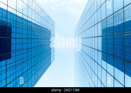 Direkt unter der Ansicht von zwei hohen Wolkenkratzern Stockfoto