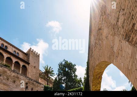 Königspalast La Almudaina an sonnigen Tagen Stockfoto