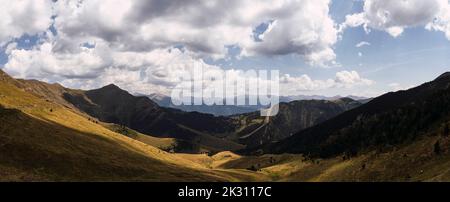Schöne Aussicht auf die Berge unter bewölktem Himmel Stockfoto