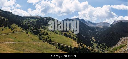Schöne Aussicht auf die Berge an sonnigen Tagen Stockfoto