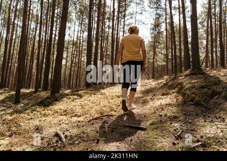 Reife Frau Wandern im Wald Stockfoto