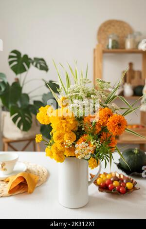 Bunte frische Blumen in Vase auf dem Tisch zu Hause Stockfoto