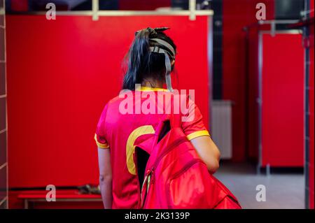Lacrosse Spieler mit Rucksack im Umkleideraum Stockfoto