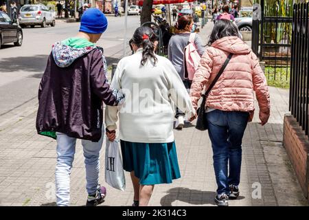 Bogota Kolumbien, Chapinero Norte Calle 67, Familie junge Erwachsene ältere ältere Senioren Frauen weibliche Familie Familien gehen Hände halten helfen A Stockfoto