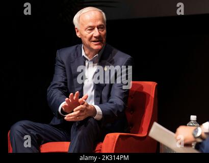 Austin, TX, USA. 23. September 2022. Der Gouverneur von Arkansas, ASA HUTCHISON, gibt während einer Keynote beim Texas Tribune Festival 2022 seine Ansichten über den aktuellen Stand der südlichen Politik weiter. Hutchison arbeitete unter Präsident George W. Bush in zwei Polizeipositionen. (Bild: © Bob Daemmrich/ZUMA Press Wire) Bild: ZUMA Press, Inc./Alamy Live News Stockfoto