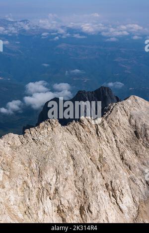 Schöne Aussicht auf die Berge mit bewölktem Himmel Stockfoto
