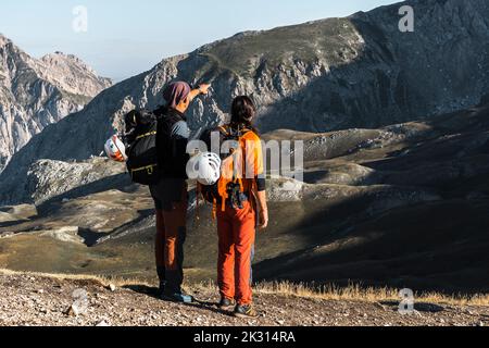 Reifer Mann gestikulierenden Frau Blick auf Berge Stockfoto