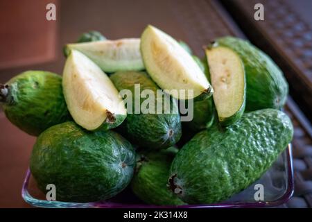 Feijoa (Accasellowiana) ist eine tropische Frucht, die in den amerikanischen Tropen beheimatet ist Stockfoto