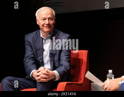 Austin, TX, USA. 23. September 2022. Der Gouverneur von Arkansas, ASA HUTCHISON, gibt während einer Keynote beim Texas Tribune Festival 2022 seine Ansichten über den aktuellen Stand der südlichen Politik weiter. Hutchison arbeitete unter Präsident George W. Bush in zwei Polizeipositionen. (Bild: © Bob Daemmrich/ZUMA Press Wire) Bild: ZUMA Press, Inc./Alamy Live News Stockfoto