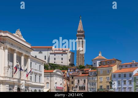 Slowenien, Piran, Glockenturm der St.-Georg-Kirche und die umliegenden Häuser Stockfoto