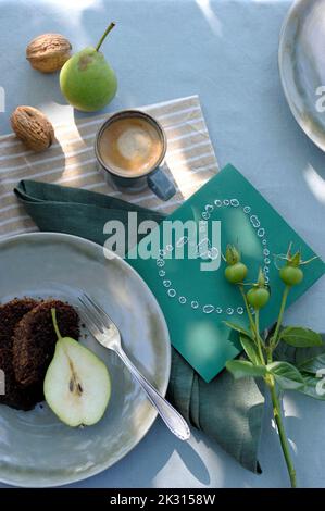 Obst und Tasse Kaffee auf dem herbstlich dekorierten Tisch Stockfoto