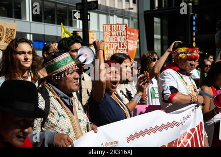 New York City, Usa. 23. September 2022. Ein indigener Protestler singt Slogans und hebt während des Klimastreiks eine Faust in die Luft. Hunderte von Jugendlichen Klimademonstranten marschierten freitags vom Foley Square zum Battery Park zum zukünftigen internationalen Klimastreik. Kredit: SOPA Images Limited/Alamy Live Nachrichten Stockfoto