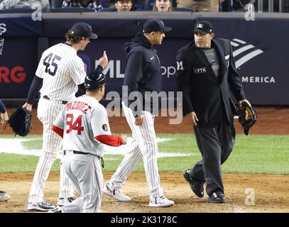 Bronx, Usa. 23. September 2022. New York Yankees, der Pitcher Gerrit Cole startet, und Manager Aaron Boone streiten sich mit dem Schiedsrichter Brian Knight über den Abschluss des Innings von 6. gegen die Boston Red Sox im Yankee Stadium in New York City am Freitag, den 23. September 2022. Foto von John Angelillo/UPI Credit: UPI/Alamy Live News Stockfoto