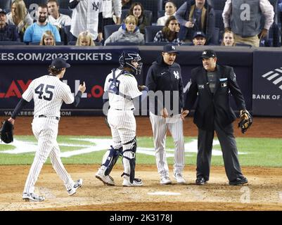 Bronx, Usa. 23. September 2022. New York Yankees, der Pitcher Gerrit Cole startet, und Manager Aaron Boone streiten sich mit dem Schiedsrichter Brian Knight über den Abschluss des Innings von 6. gegen die Boston Red Sox im Yankee Stadium in New York City am Freitag, den 23. September 2022. Foto von John Angelillo/UPI Credit: UPI/Alamy Live News Stockfoto