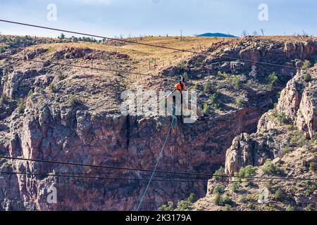 Zipline im Royal Gorge Bridge Park im Süden Colorados Stockfoto