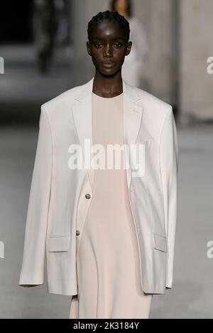 Mailand, Italien. 23. September 2022. TOD'S SS23 Runway während der Mailänder Modewoche am 2022. September - Mailand, Italien. 23/09/2022 Credit: dpa picture Alliance/Alamy Live News Stockfoto