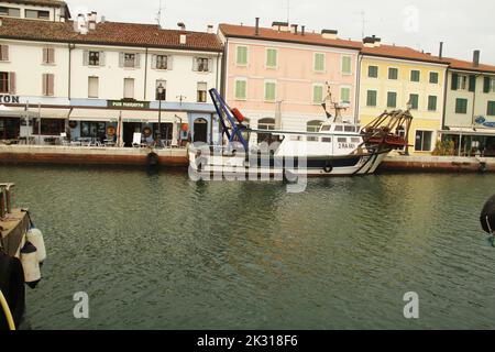 Cesenatico, Italien. Das Fischerboot dockte am Kanal am Kai an. Stockfoto