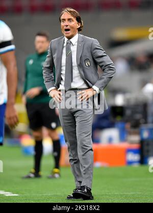 Mailand, Italien. 23. September 2022. Italiens Cheftrainer Roberto Mancini reagiert während des Ligapags A Group 3 gegen England bei der UEFA Nations League 2022 in Mailand, Italien, am 23. September 2022. Quelle: Federico Tardito/Xinhua/Alamy Live News Stockfoto