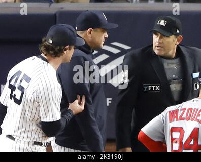 Bronx, Usa. 23. September 2022. New York Yankees, der Pitcher Gerrit Cole startet, und Manager Aaron Boone streiten sich mit dem Schiedsrichter Brian Knight über den Abschluss des Innings von 6. gegen die Boston Red Sox im Yankee Stadium in New York City am Freitag, den 23. September 2022. Foto von John Angelillo/UPI Credit: UPI/Alamy Live News Stockfoto