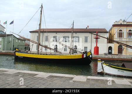 Cesenatico, Italien. Historische Boote auf Porto Canale. Stockfoto