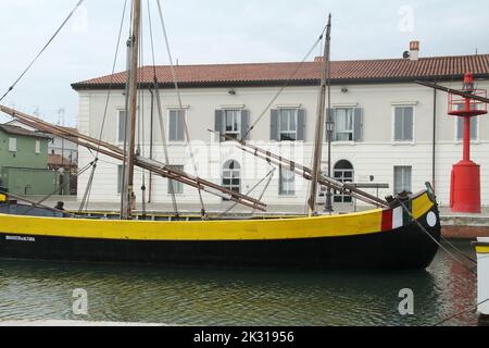 Cesenatico, Italien. Historische Boote auf Porto Canale. Stockfoto