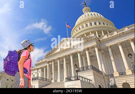 Junge Touristenattraktion, die das US-Kapitol in Washington DC, USA, bewundert Stockfoto