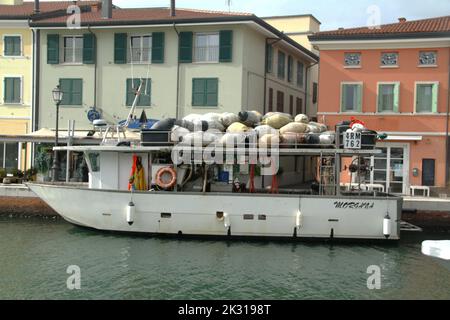 Cesenatico, Italien. Das Fischerboot dockte am Kanal am Kai an. Stockfoto