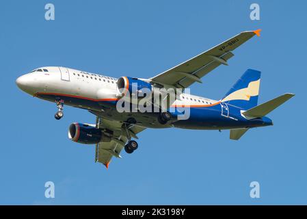 SANKT PETERSBURG, RUSSLAND - 24. AUGUST 2016: Airbus A319-112 (VP-BBU) der Donavia-Fluggesellschaften lässt sich vor blauem wolkenlosem Himmel aus nächster Nähe sehen Stockfoto