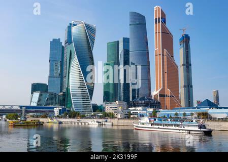 MOSKAU, RUSSLAND - 01. SEPTEMBER 2018: "Moscow City" ist ein Hochhaus-Business-Center an einem sonnigen Septembertag Stockfoto