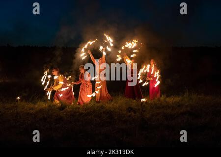 TWER REGION, RUSSLAND - 22. JULI 2022: Feuriger Tanz. Ein Fragment der Feuershow auf dem historischen Festival von 'Epic Coast - 2022' Stockfoto