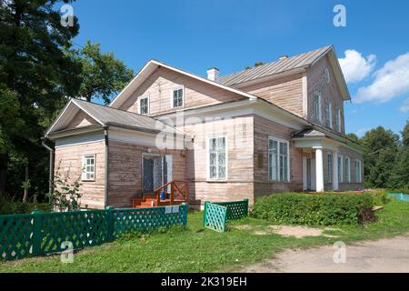 DANILOVSKOE, RUSSLAND - 04. AUGUST 2022: Das alte Gebäude des Adelsgutes Batjuschkows, in dem der russische Schriftsteller A.I. Kuprin oft war Stockfoto