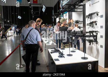 REGION MOSKAU, RUSSLAND - 18. AUGUST 2022: Besucher des internationalen militärtechnischen Forums „Army-2020“ untersuchen Kleinwaffen der Kalaschn Stockfoto