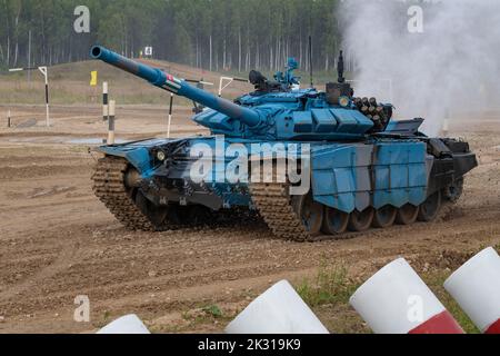 ALABINO, RUSSLAND - 19. AUGUST 2022: Tank T-72B3 des Teams der Republik Abchasien in blauer Nahaufnahme lackiert. Tank Biathlon, Internationales Militär Stockfoto