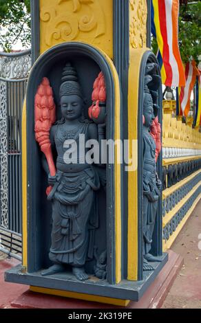 Statuen einer Göttin an den Haupteingangstoren, die in den Ruhunu Maha Kataragama Dewalaya (Kataragama Tempel) in Kataragama in Sri Lanka führen. Stockfoto