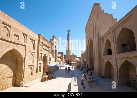 CHIWA, USBEKISTAN - 05. SEPTEMBER 2022: Sonniger Tag auf der alten Straße von Ichan-Kala Stockfoto