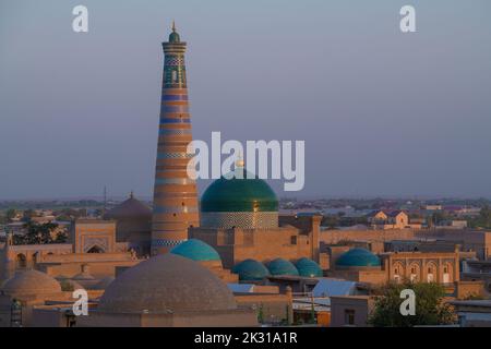 Islam Khoja Minarett im abendlichen Stadtbild. Chiwa, Usbekistan Stockfoto