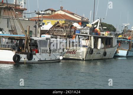 Cesenatico, Italien. Motorisierte Fischerboote auf Porto Canale. Stockfoto