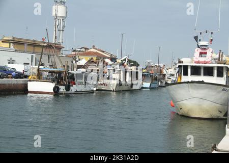 Cesenatico, Italien. Motorisierte Fischerboote auf Porto Canale. Stockfoto