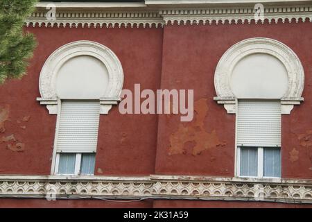 Fassade eines schönen Gebäudes im historischen Zentrum von Cesenatico, Italien. Stockfoto