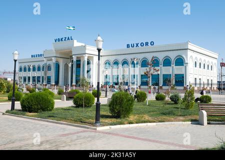 BUCHARA, USBEKISTAN - 08. SEPTEMBER 2022: Blick auf das Bahnhofsgebäude an einem sonnigen Tag Stockfoto